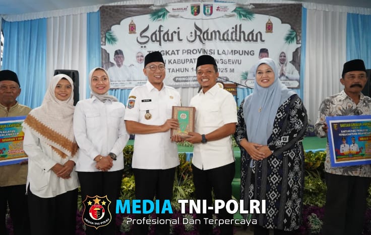 Bupati Pringsewu Hadiahi Gubernur Kitab Suci Al-Quran Terjemahan Bahasa Lampung