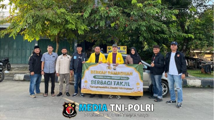 Sat Intelkam Polres Tulang Bawang Barat Peduli Ramadan 1446 H, Berbagi Takjil Kepada Masyarakat Pengguna Jalan