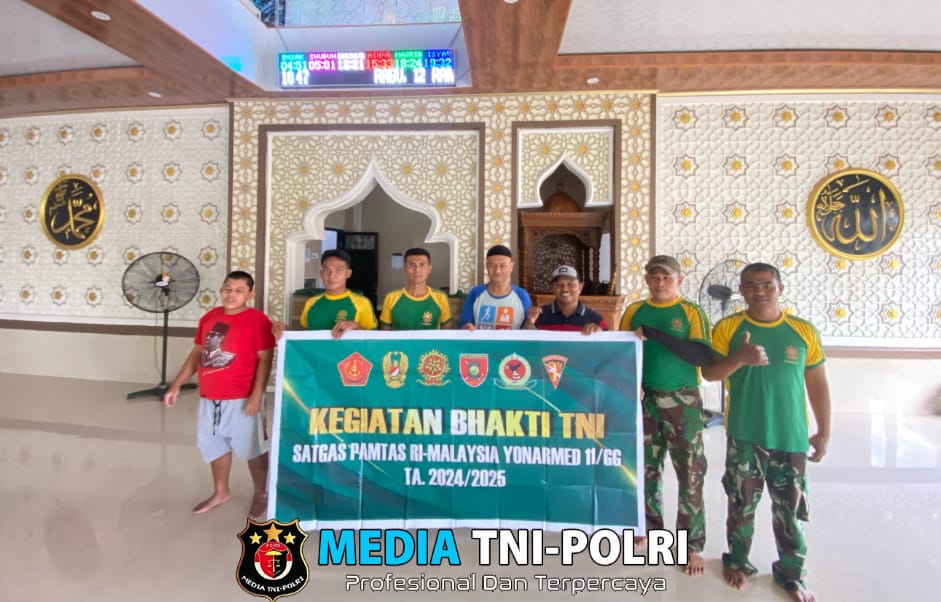 Satgas Pamtas Yonarmed 11 Kostrad Bersama Warga Gelar Karya Bakti Bersihkan Masjid Baitut Taqwa