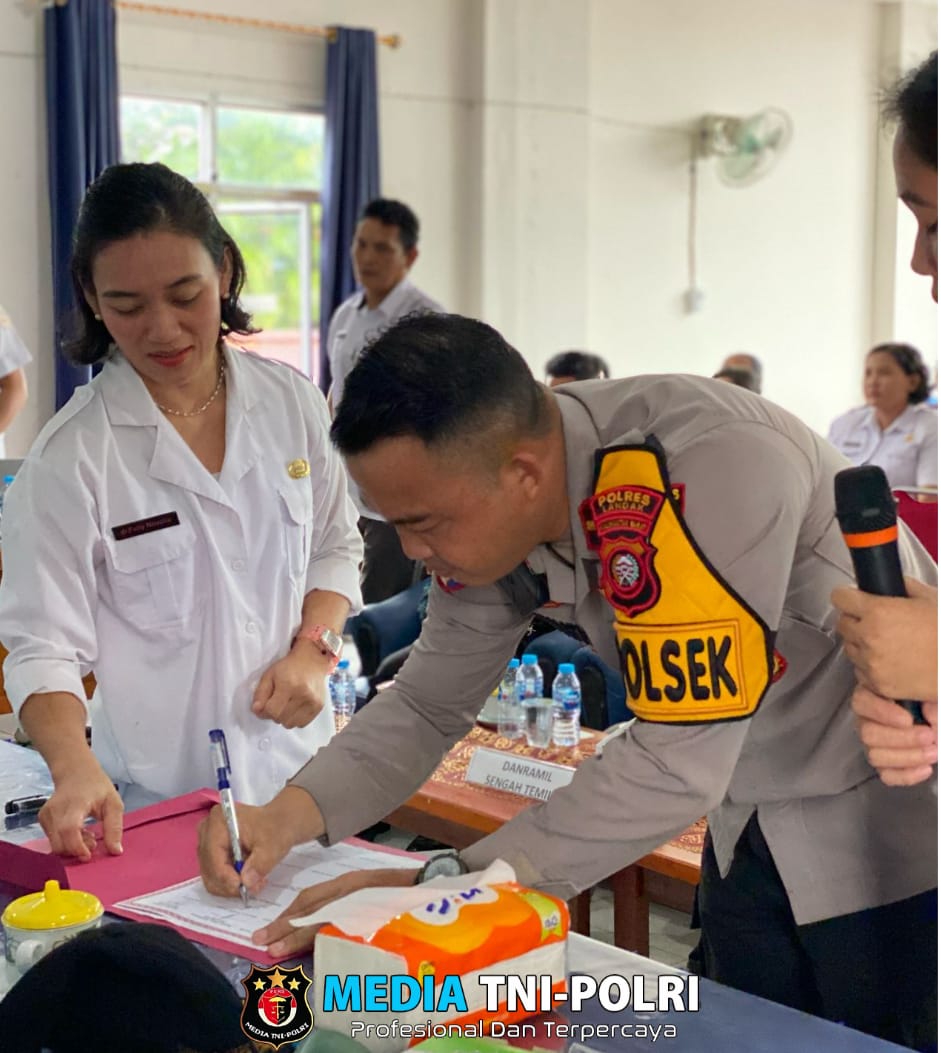 Sinergi Lintas Sektor: Kapolsek Sengah Temila Dukung Peningkatan Kesehatan Masyarakat