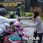 Berbagi Takjil Jelang Buka Puasa, Ditlantas Polda Jatim Ajak Masyarakat Tertib Berlalu Lintas
