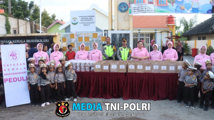 Ramadhan Berbagi, Kapolres Bersama Ketua PYKB Cabang Bojonegoro Bagikan Takjil