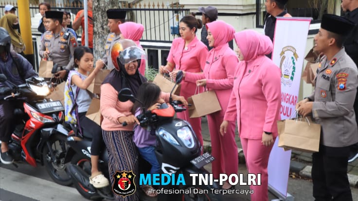 Polres Malang dan Jurnalis Bagikan Ratusan Paket Takjil untuk Pengguna Jalan