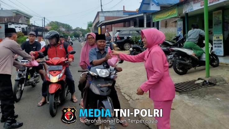 Polsek Pagak Berbagi Takjil di Bulan Berkah Ramadhan