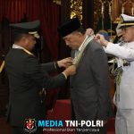 Panglima TNI Sematkan Bintang Yudha Dharma Utama Kepada Menhan RI