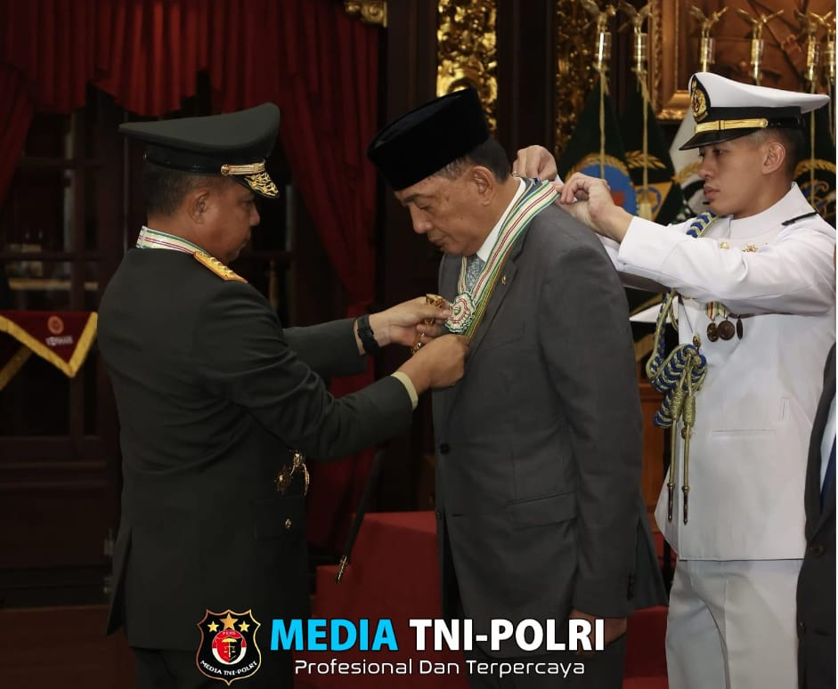 Panglima TNI Sematkan Bintang Yudha Dharma Utama Kepada Menhan RI