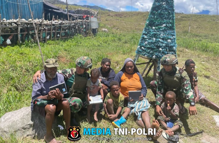 DanPos Sinak Bandara Satgas Yonif 700/WYC Bagikan Alkitab Kepada Masyarakat Kampung Gigobak