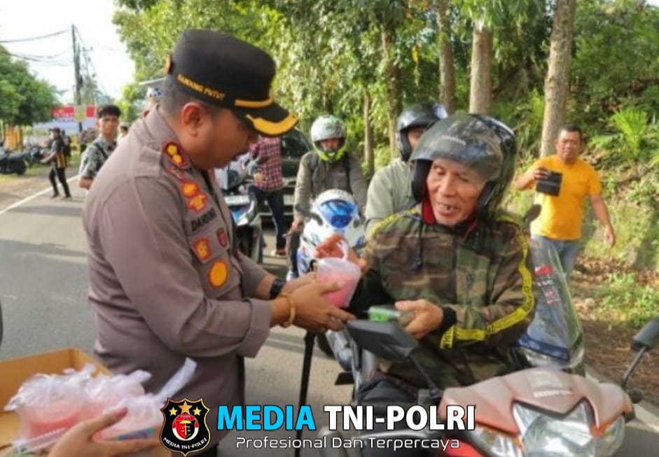 Polda Sulut dan jajaran Bagikan 2.350 Paket Takjil Gratis untuk Warga di Bulan Ramadan