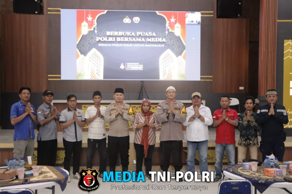 Kapolres Tulang Bawang Barat, ikuti Zoom Meeting Kapolri, Gelar Buka Bersama dengan Awak Media