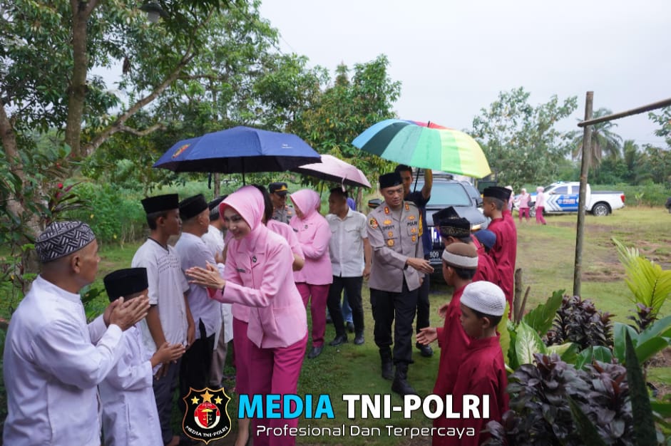 Ramadhan Berbagi, Kapolres Bersama Ketua Bhayangkari Cabang Lampung Utara Santuni Anak Yatim