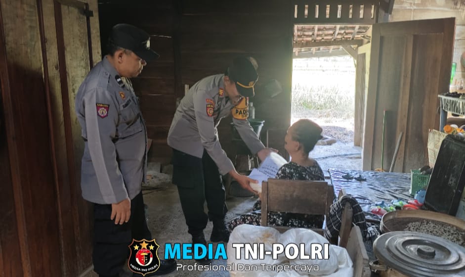 Kapolsek Sekar Berbagi Beras Kepada Warga Kurang Mampu
