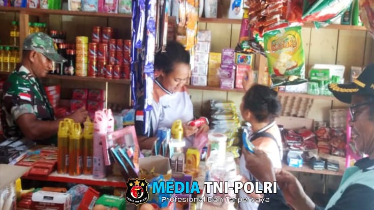 Babinsa Koramil Elikobel Bantu Petugas Puskesmas Sidak Makanan Ringan Kadaluarsa