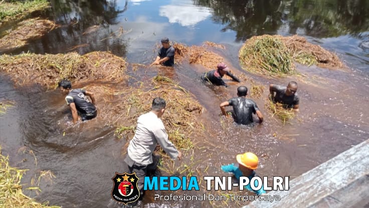 Bhabinkamtibmas Polsek Sebangki Gotong Royong Bersihkan Sungai Bersama Warga