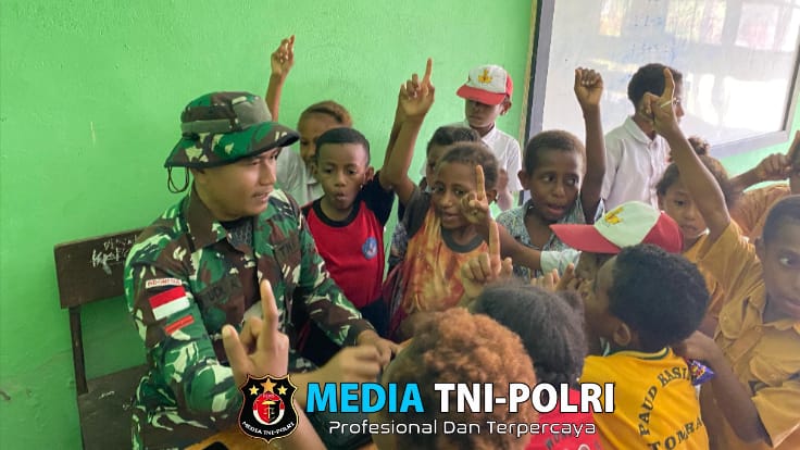 Tingkatkan Minat Belajar, Satgas Yonif 131/Brajasakti Belajar Bersama dengan Anak-Anak di Perbatasan Papua