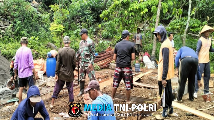 Sinergi Babinsa Kedung Banteng dan Masyarakat, Gotong Royong Bangun Rumah Warga