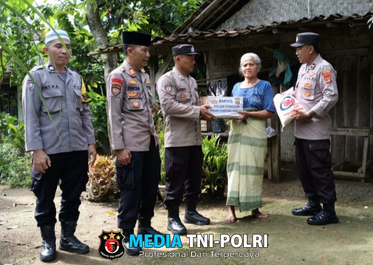 Berbagi Keberkahan di Bulan Ramadhan, Kapolsek Punggur Berikan Sembako untuk Masyarakat Membutuhkan