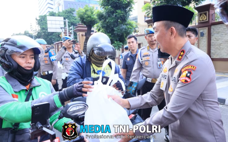 Polri dan Media Bersinergi Berbagi Takjil Serentak di Seluruh Indonesia