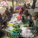 Personil Pos Sinak Satgas Yonif 700/WYC Belanja Hasil Tani Masyarakat di Pasar Sinak mama Papua tersenyum Bahagia