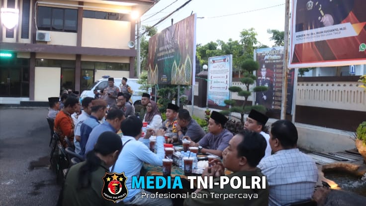 Hadir Untuk Masyarakat, Polres Bojonegoro Bersama Media Berbagi Takjil dan Buka Puasa Bersama