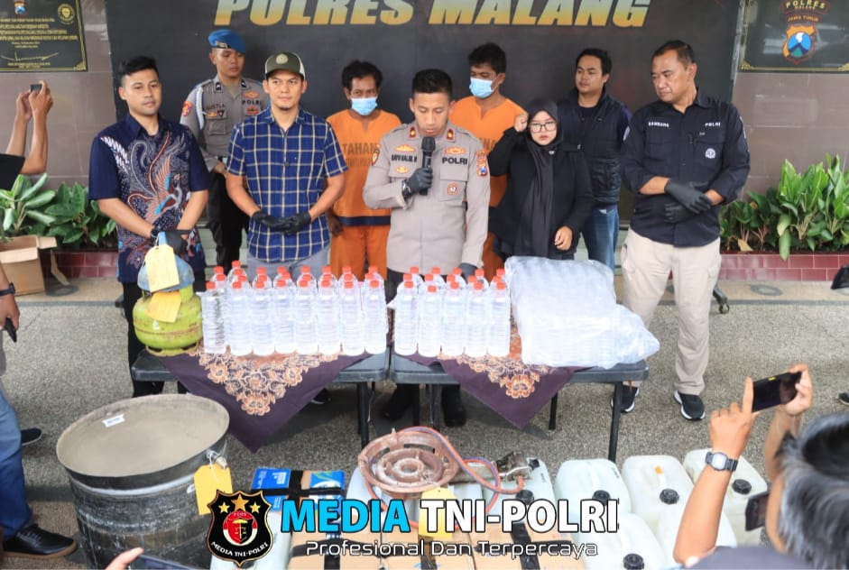 Polres Malang Bongkar Home Industry Miras Trobas, 260 Liter Disita