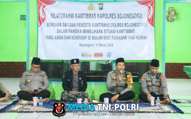 Dukung Asta Cita Presiden RI , Kapolsek Padangan Dampingi Petani Panen Tomat