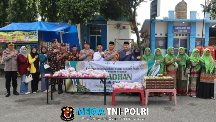Gandeng Ormas dan Mahasiswa, Kapolres Lampung Tengah Kembali Bagi-Bagi Takjil Gratis Untuk Masyarakat Jelang Buka Puasa