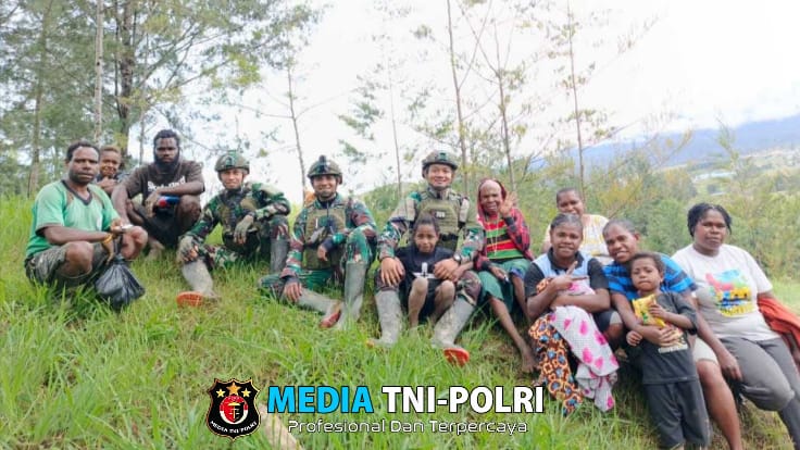 Aksi Sosial Pos Kodim Persiapan Satgas 700, Berbagi Pakaian di Kampung Wako Distrik Gome