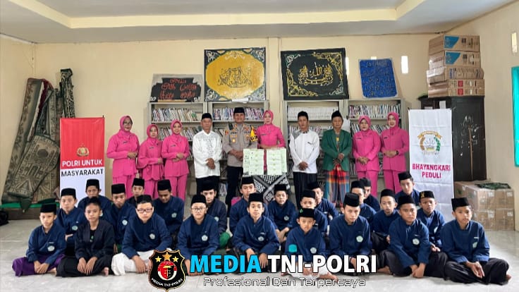 Silaturahmi dan Kepedulian Kapolres Landak Berbagi dengan Santri Al Muslimun