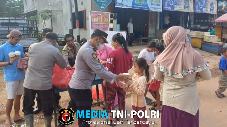Polsek Meranti Berbagi Takjil
