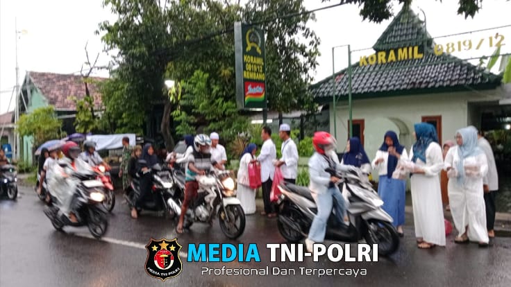 Berbagi Berkah Di Bulan Ramadhan, Persit KCK Ranting 13 Rembang Bagikan Takjil Gratis