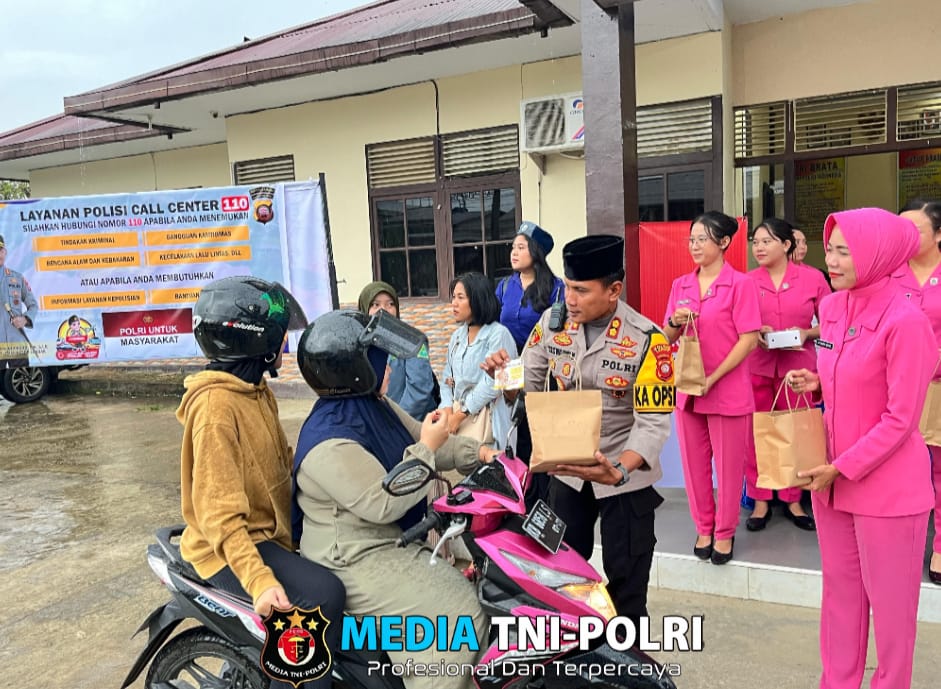 Peduli Sesama di Bulan Ramadhan, Polres Landak dan Mahasiswa Bagikan Takjil di Tengah Hujan
