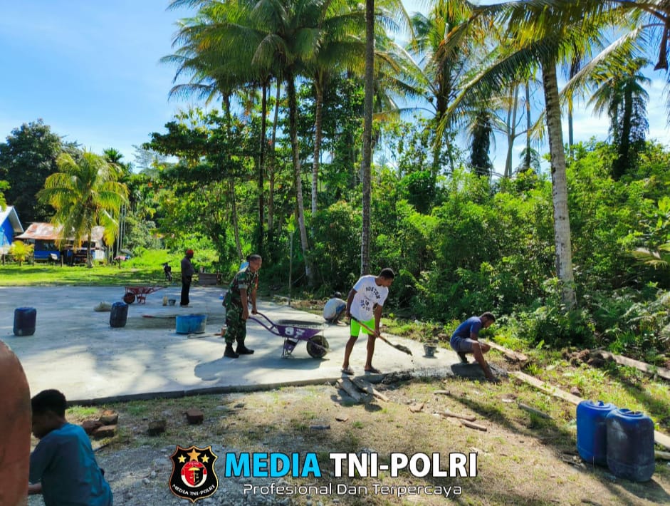 Babinsa Koramil Napan Membantu Pemuda Kampung Waenami Memperbaiki Lapangan Bola Voli