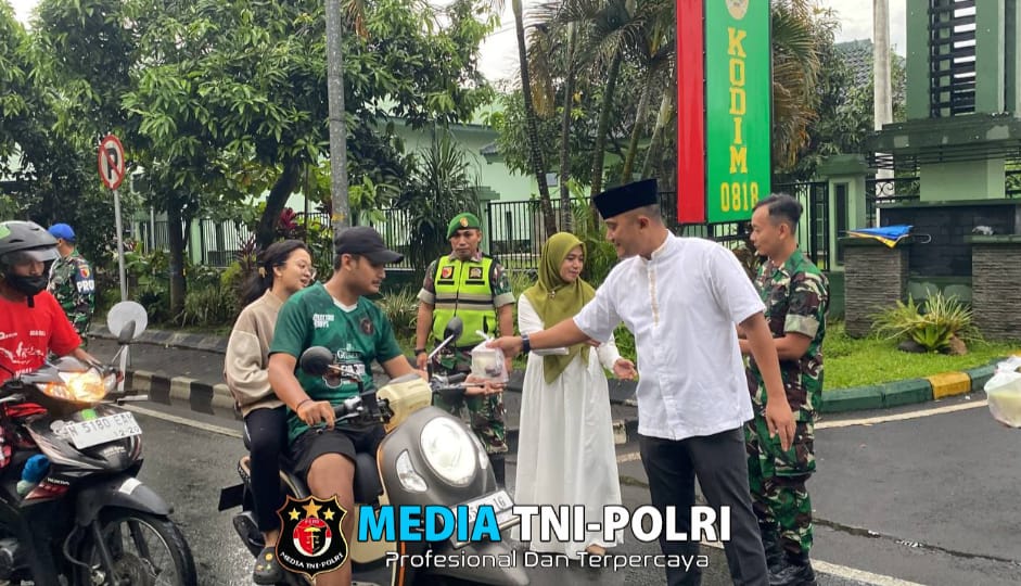 Kodim 0818/Malang-Batu Tebar Kebaikan, Bagikan Takjil Gratis untuk Masyarakat