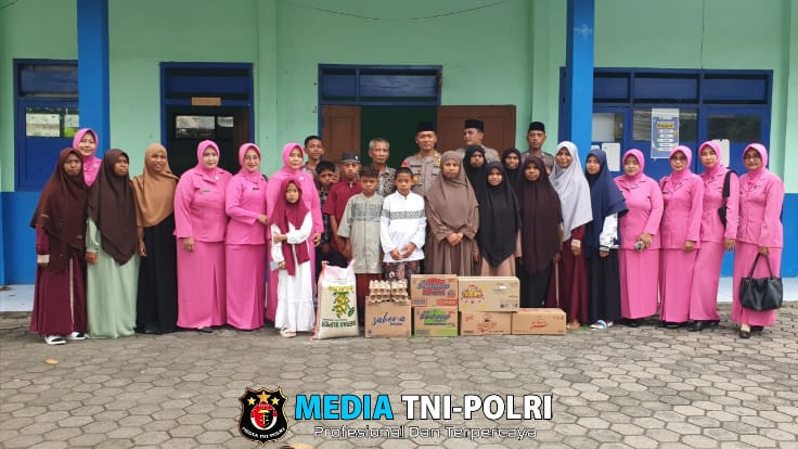 Kapolsek Kapas dan Bhayangkari Salurkan Bantuan Sembako ke Ponpes Al Fajar Bojonegoro