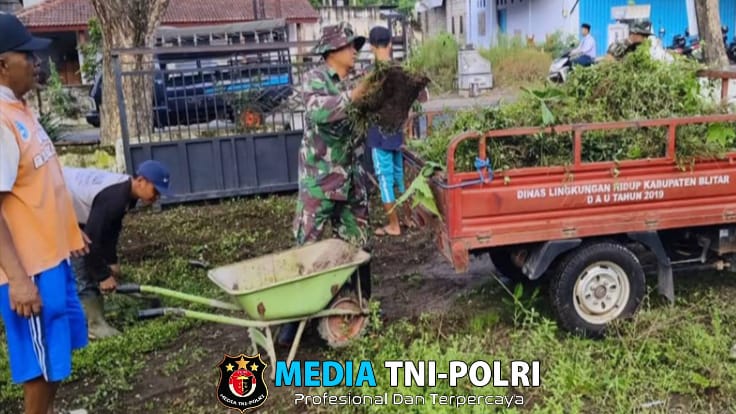 Semangat Gotong Royong, Babinsa Kebonduren dan Warga Bersihkan Lingkungan Desa