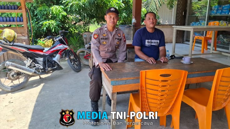 Sambangi Warga yang Sedang Nongkrong Personel Polsek Kuala Behe Sampaikan Pesan Kamtibmas