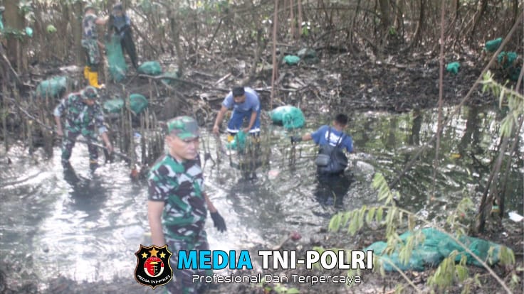 Kodim 0825/Banyuwangi melaksanakan Karya Bakti TNI Pembersihan Aliran Sungai dan Pantai