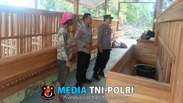 Kapolsek Dander Sambang peternak Kambing di Desa Sumberagung Kec. Dander