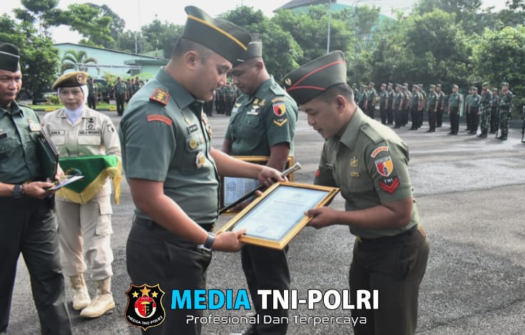 Bukti Dedikasi, Dandim 0818/Malang-Batu Berikan Penghargaan Kepada Personel yang Berprestasi dalam Lomba Paralayang