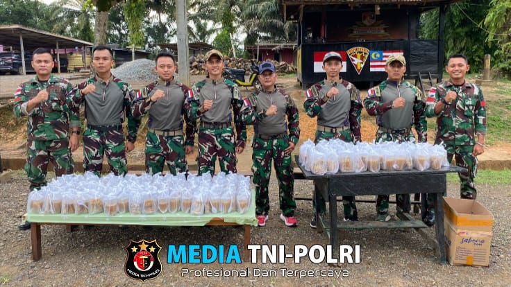 Satgas Pamtas Yonarmed 11 Kostrad Bagikan Takjil kepada Masyarakat di Perbatasan