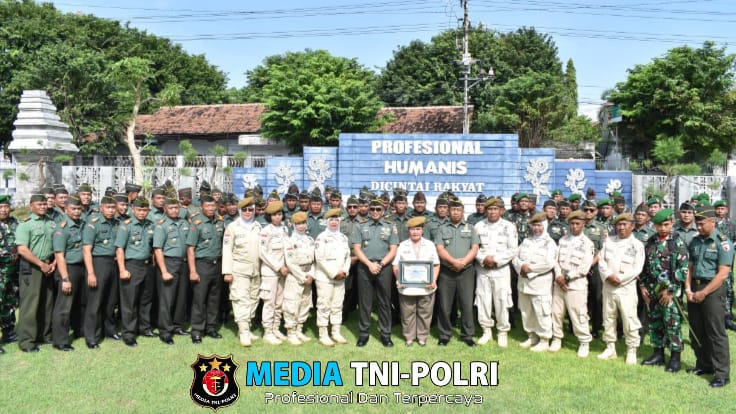 Kodim 0825/Banyuwangi Laksanakan Upacara Bendera 17 Maret 2025, Pelepasan PNS Pensiun, dan Pemberian Bingkisan Lebaran