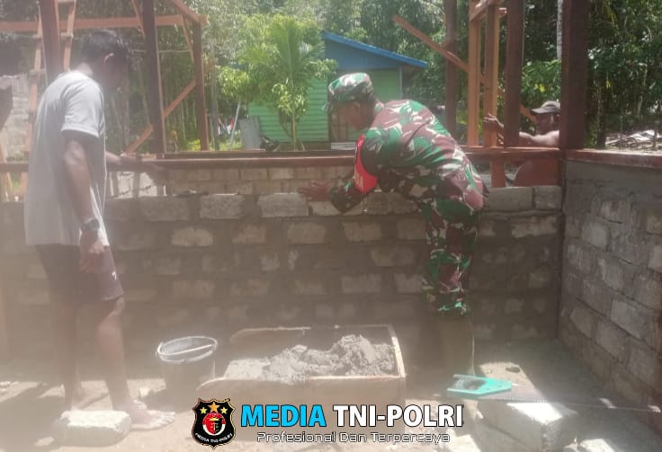 Babinsa koramil 1705-03/Kwatisore Melaksanakan Gotong Royong Pembuatan Rumah Bantuan di Kampung Akudiomi