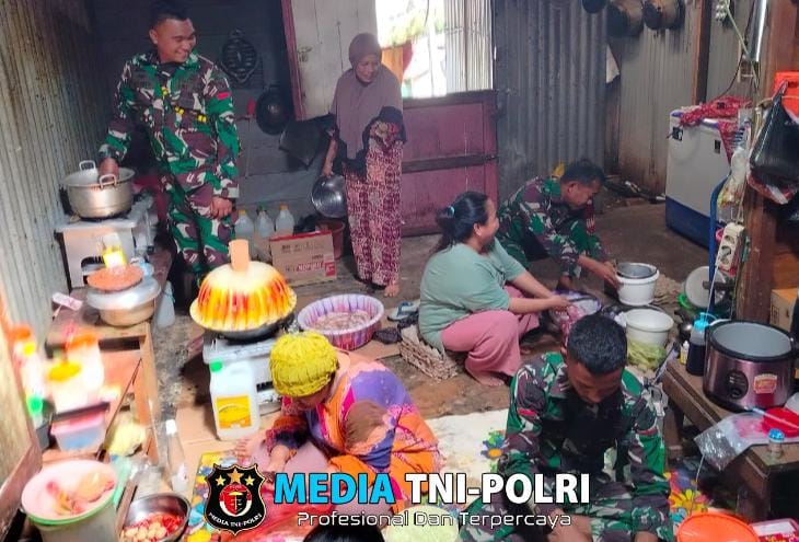 Babinsa koramil 1705-06/Mapia Bersama Anggota Satgas Yonif 756/WMS Membantu Masyarakat Dalam Pembuatan Takjil
