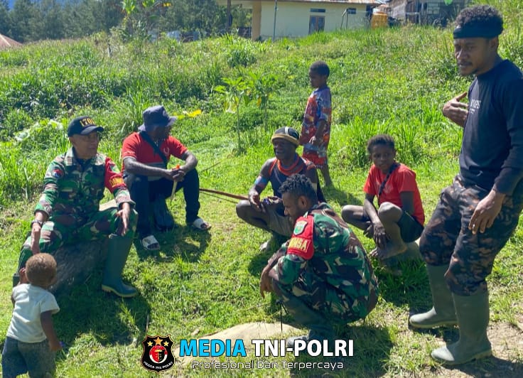 Danramil dan Babinsa 1705-05/Homeyo Laksanakan Komunikasi Sosial (KOMSOS) dengan Warga di Kampung Pogapa