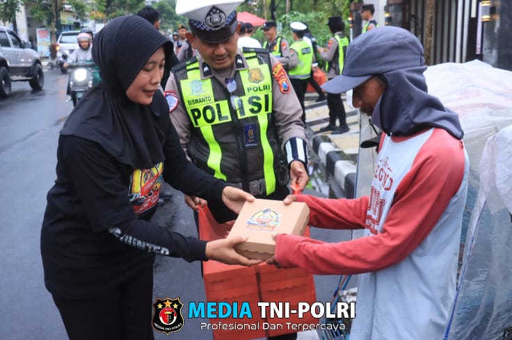 Disela Berbagi Takjil, Polres Bojonegoro Sosialisasikan Hotline Polri 110 dan Mudik Aman