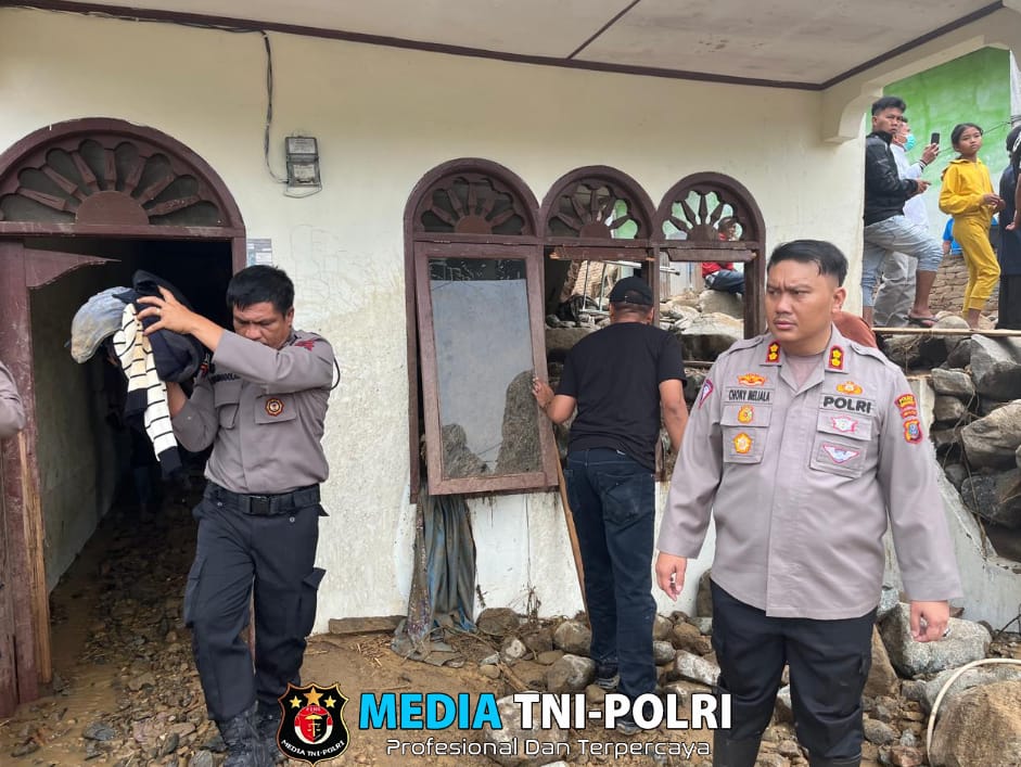 Kapolres Simalungun Pimpin Penanganan Bencana Banjir Bandang dan Longsor di Kota Wisata Parapat