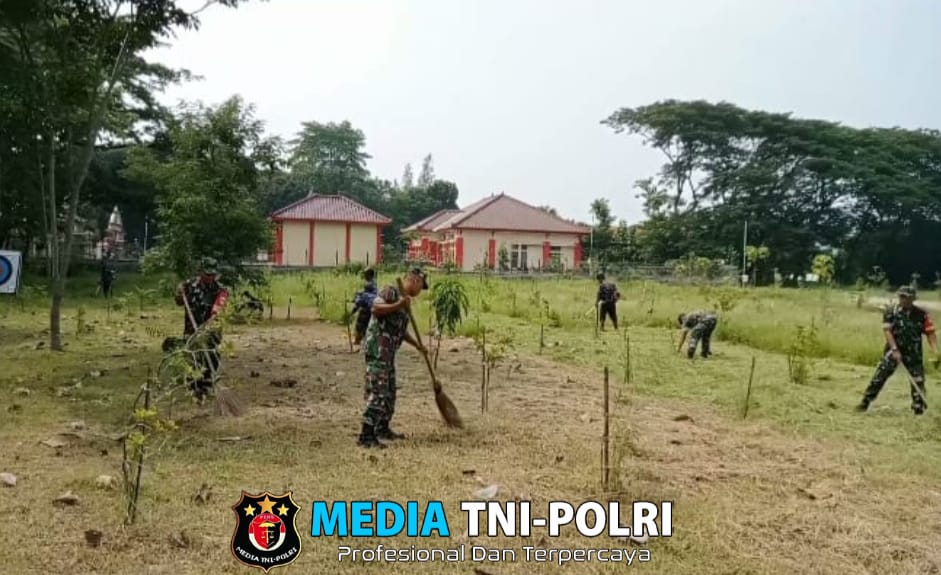 Babinsa Pimpin Kerja Bakti Pembersihan Hutan Kota, Lestarikan Lingkungan dan Jalin Keakraban