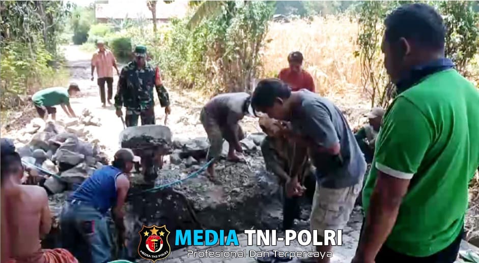 Semangat Babinsa dan Warga Desa Karangasem Bangun Saluran Irigasi