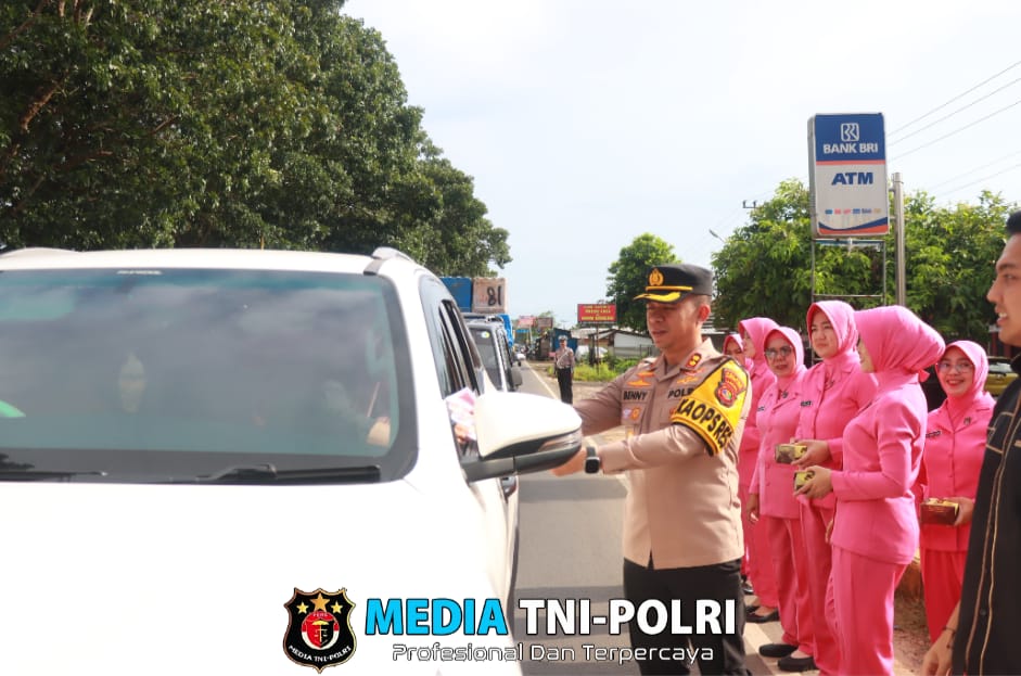 Kapolres Lampung Timur Bersama Bhayangkari Bagikan Takjil dan Stiker Mudik Aman kepada Pengendara