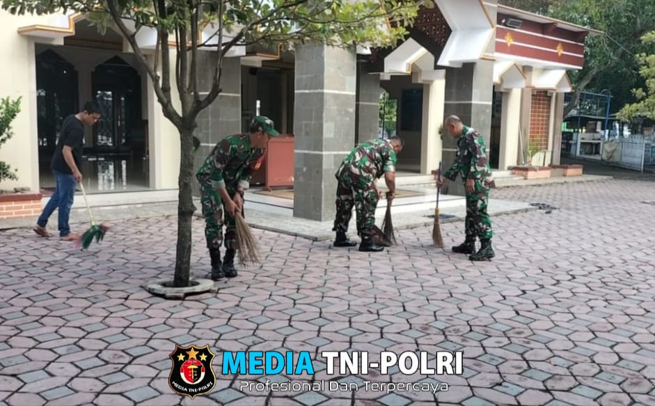 Babinsa Bersama Warga Bersihkan Masjid, Wujud Kebersamaan TNI dan Rakyat